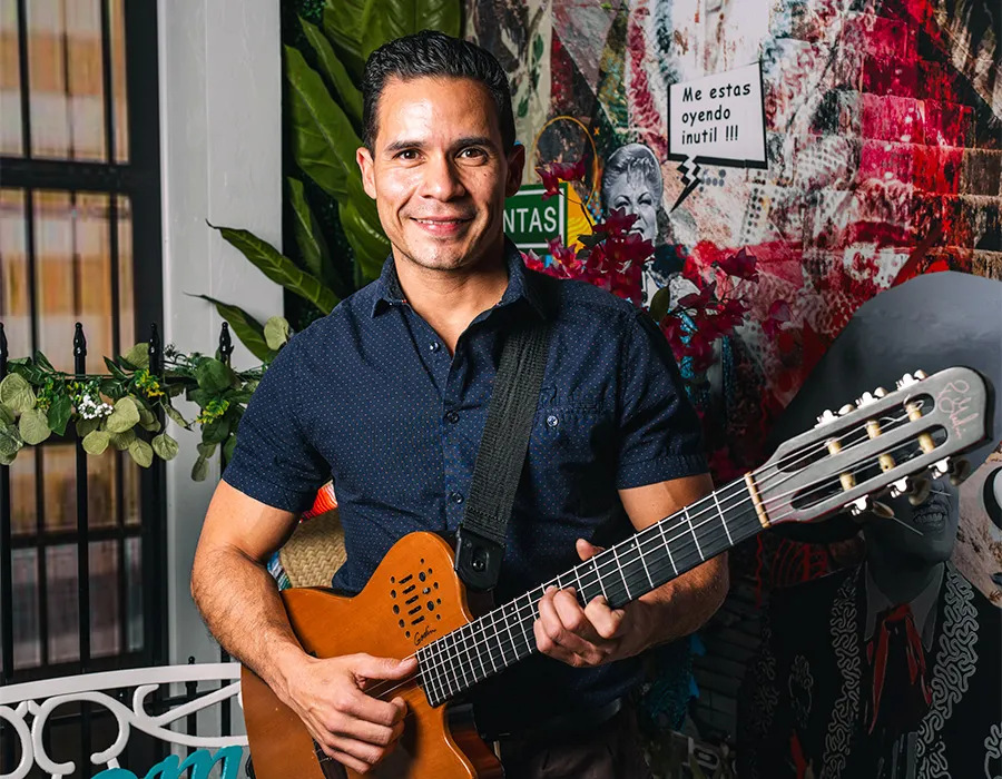 Musician with an acoustic guitar for live music at Rumbo 52